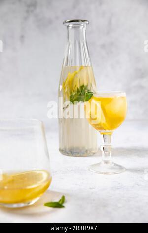 Kalter Pfefferminztee mit Zitrone in einer Glasflasche Stockfoto