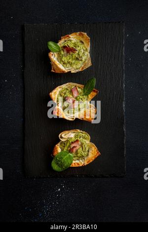 Torten mit Hüttenkäse, Spinat, Ei, Pilzen, Knoblauch und Speck Stockfoto