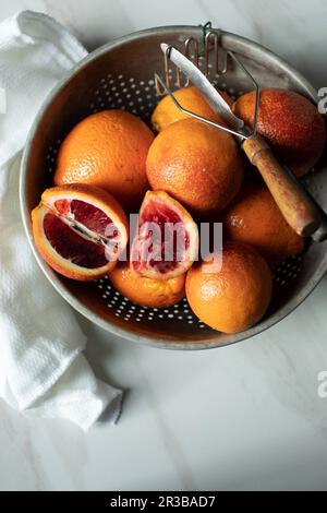 Blutorangen in einem Sieb Stockfoto