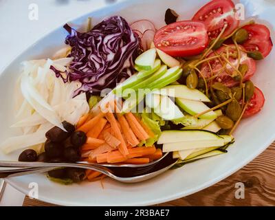 Gemischter Gemüsesalat mit Äpfeln und Kapern (Italien) Stockfoto