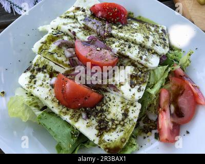 Steirischer Schafskäsesalat mit Kürbissamenöl Stockfoto