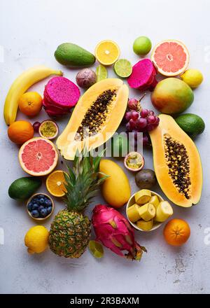 Tropische Früchte mit Mango, Papaya, Pitahaya, Passionsfrucht, Trauben, Limetten und Ananas Stockfoto