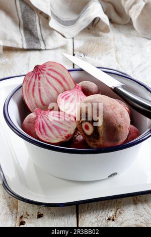 Chioggia-Rüben, ganz und halbiert in der Schüssel Stockfoto