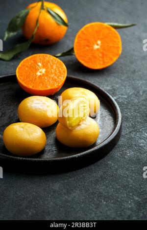 Mochi-Eis mit Mandarine (traditionelle japanische Reissüßigkeiten) Stockfoto