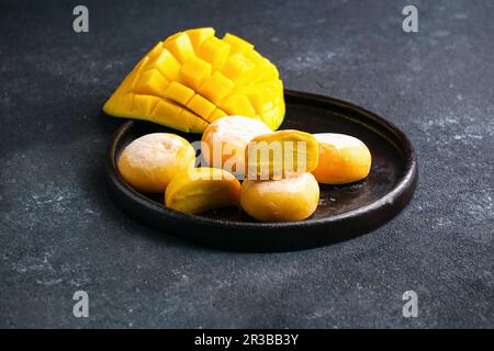 Mochi-Eis mit Mango (traditionelle japanische Reissüßigkeiten) Stockfoto