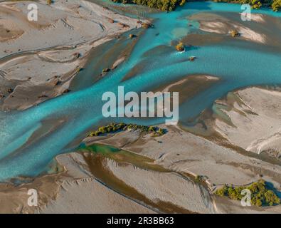 Luftblick auf die Drohne des geflochtenen Flusses mit Gletschermelzwasser in Neuseeland. Stockfoto