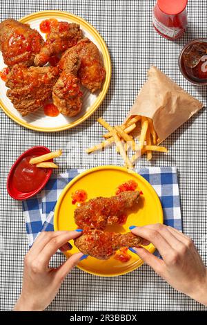 Knusprig gebratenes Hähnchen und Pommes frites Stockfoto