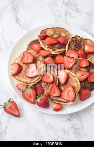 Pfannkuchen mit Erdbeeren Stockfoto