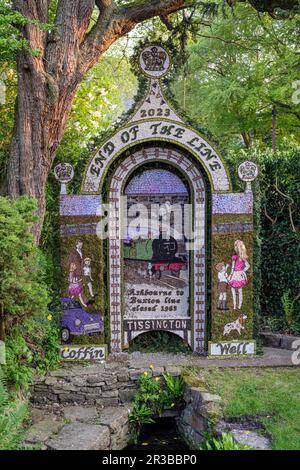 Tissington Well Dressing, 2023 - The Coffin Well mit einem Motto zur Feier der Eisenbahnlinie Ashbourne nach Buxton, die 1963 geschlossen wurde Stockfoto