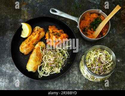 Fischstäbchen mit Süßkartoffelpüree Stockfoto
