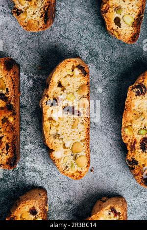 Cranberry, Pistazien und Schoko-Chip-Biscotti Stockfoto