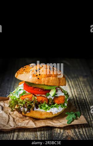 Burger mit Fischstäbchen und Tartar-Sauce Stockfoto