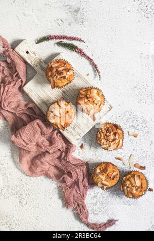 Vegane und glutenfreie Kürbis-Muffins mit Kokosflocken Stockfoto