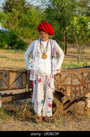 Porträt eines Mannes der Rabari-Volksgruppe in nationalem Kopfschmuck und traditionellem Kleid mit nationalen Ornamenten. Stockfoto