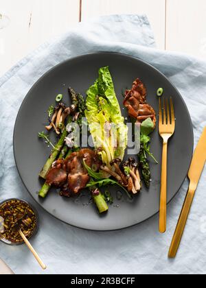 Salat mit gegrilltem Spargel, Pilzen und serrano-Schinken Stockfoto