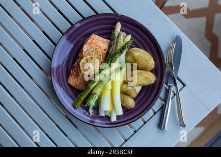 Weißer und grüner Spargel mit Lachs, Kartoffeln und Sauce Hollandaise Stockfoto