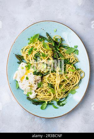 Spaghettini mit Pesto und grünem Spargel Stockfoto