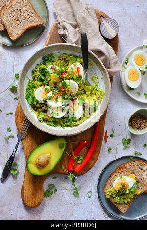 Salat mit Avocado, Eiern, Koriander und Chili Stockfoto
