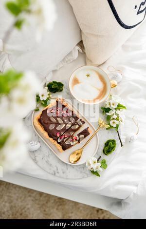 Osterkuchen Kaffee Frühstück im Bett mit Kaffee und Kuchen Stockfoto