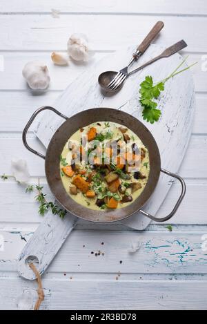 Veganes Kokosnuss-Curry mit Süßkartoffeln, Karotten, Pilzen und Auberginen Stockfoto