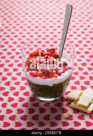 Matcha Chia Pudding mit weißer Reismilch Schokoladencreme und frischen Erdbeeren Stockfoto