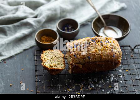 Bananen- und Zucchini-Brot mit essbaren Blumen Stockfoto