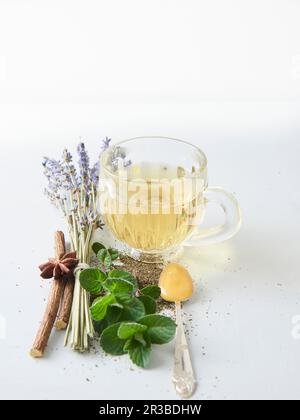 Kräutertee mit Zutaten Stockfoto