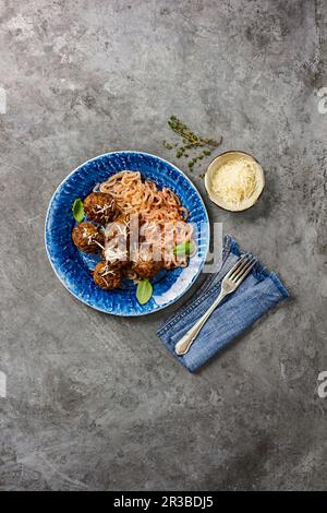 Rind und rote Zwiebeln Fleischbällchen Spaghetti Stockfoto