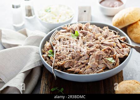 Schweinefleisch auf einem Tablett mit colesalat und bbq-Sauce Stockfoto