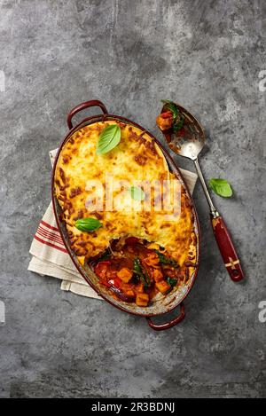 Gebratene Gemüse-Lasagne mit Butternusskürbis und Spinat Stockfoto