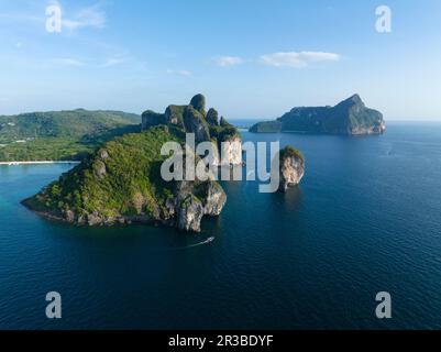 Thailand, Krabi Province, Drohnenblick auf die Klippen der Phi Phi Inseln Stockfoto