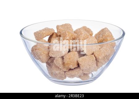 Zuckerwürfel in der Schüssel auf weißem Hintergrund Stockfoto