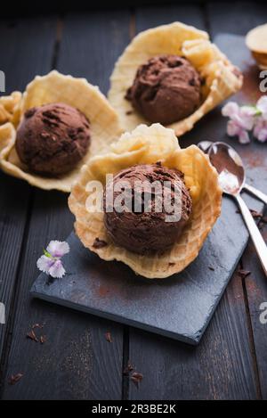 Vegane Schokoladeneis mit Schokoladenchips in Waffelmuscheln Stockfoto