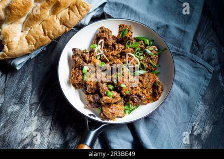 Gebratener Hühnermagen in afrikanischer Pfeffersoße Stockfoto