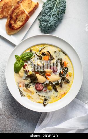 Lacinato Grünkohl nach toskanischer Art und weiße Bohnensuppe mit Wurst Stockfoto
