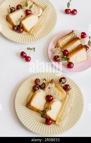 Vanille-Bundt-Kuchen mit Kirschen Stockfoto