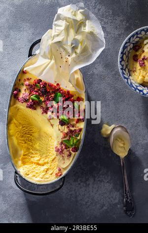 Parfait mit Himbeerflocken und Minzblättern Stockfoto