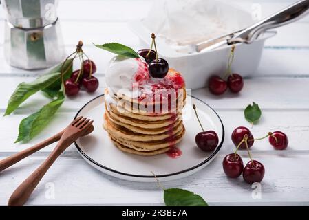 Pfannkuchen mit Vanilleeis, Kirschmarmelade und Kirschen Stockfoto