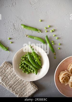 Ein Arrangement aus Erbsen und Erbsenschoten Stockfoto