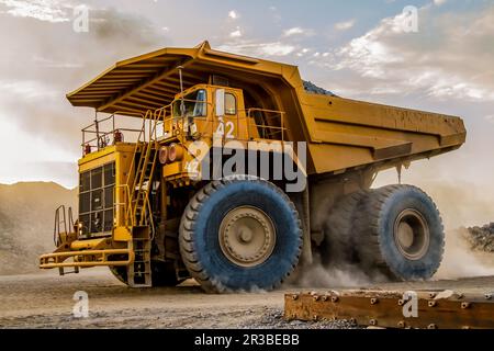 Muldenkipper für den Bergbau, die Platinerz zur Verarbeitung transportieren Stockfoto