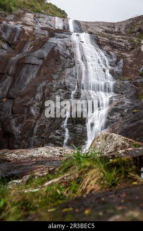 Herrlicher Wasserfall wie ein Pferdeschwanz fließt über glatte Felsen Stockfoto