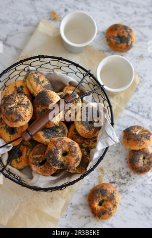 Hausgemachte Mini-Bagels mit Mohnsamen Stockfoto