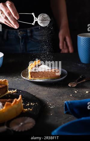 Schokoladenkuchen mit Puderzucker Stockfoto