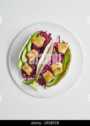 Fisch-Tacos mit Rotkohl-Krautsalat Stockfoto