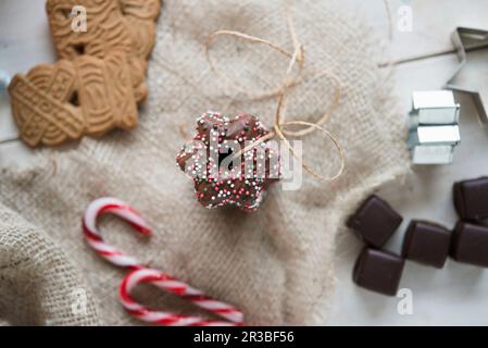 Lebkuchen-Sterne, Lebkuchen-Kekse und Dominostein (Schokoladenüberzogene Süßigkeiten mit Marzipan und Lebkuchen) Stockfoto