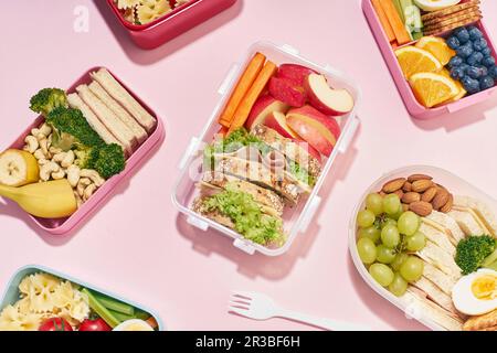 Schulessen mit verschiedenen gesunden und nahrhaften Mahlzeiten Stockfoto