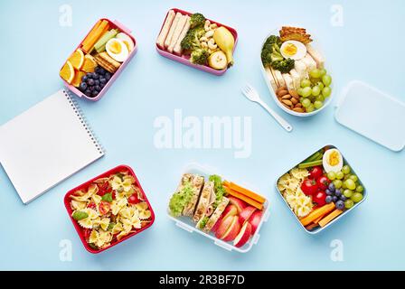 Schulessen mit verschiedenen gesunden und nahrhaften Mahlzeiten Stockfoto