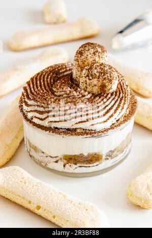 Klassisches Tiramisu-Dessert und Marienfinger Stockfoto
