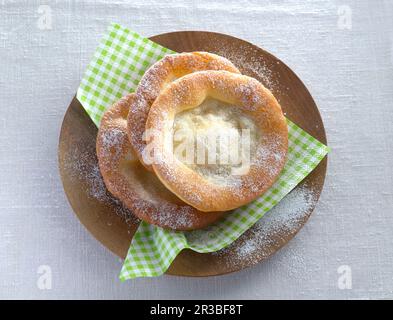 Ausgezogne (Bayerische Donuts) auf einem Teller Stockfoto