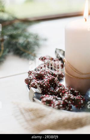 Lebkuchen mit Schokoladeneis und Zuckerperlen Stockfoto